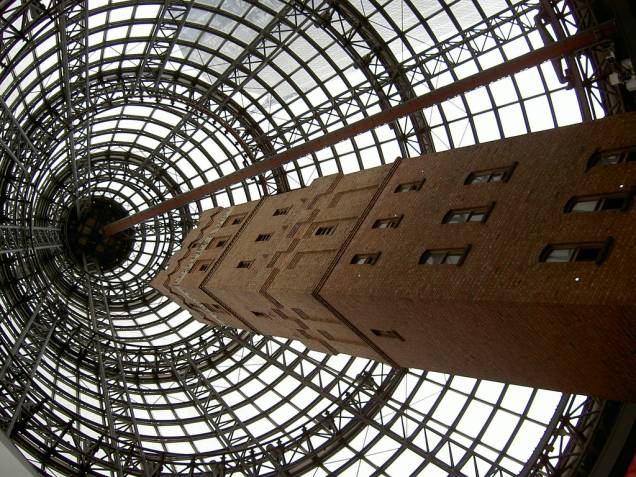 O Melbourne Central é um complexo que engloba shopping center e um edifício de escritórios de 57 andares, adjacente à principal estação ferroviária da cidade O Melbourne Central é um complexo que engloba shopping center e um edifício de escritórios de 57 andares, adjacente à principal estação ferroviária da cidade