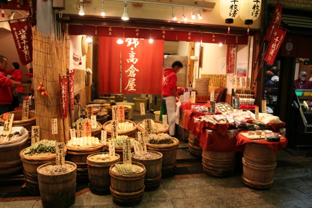 Mercados são lugares muito bacanas para conhecer um pouco da cultura local. Em Kyoto, nenhum é melhor do que o Nishiki
