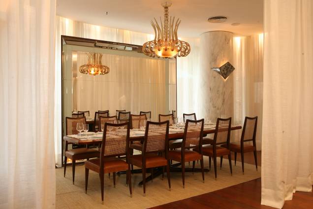 O salão reservado do restaurante Fasano Al Mare, no Rio de Janeiro. possui mesa para até 12 pessoas, lustre de murano e espelho bisotado