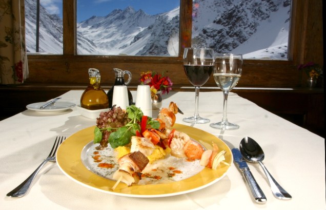 Entre pistas de esqui e outras atrações de inverno, o resort de Portillo oferece boas opções de restaurantes e bares para os turistas