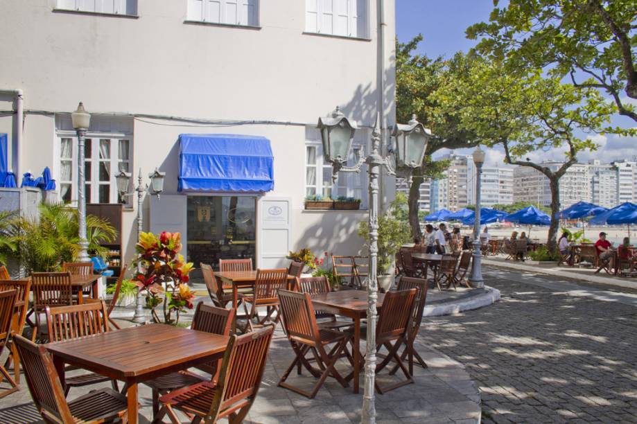 Mesas externas da Confeitaria Colombo, no Forte de Copacabana, Rio de Janeiro Mesas externas da Confeitaria Colombo, no Forte de Copacabana, Rio de Janeiro