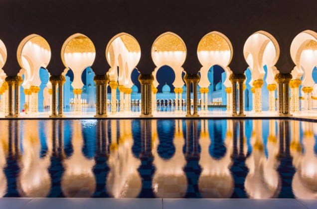 <strong>COM <a href="https://viajeaqui.abril.com.br/cidades/emirados-arabes-unidos-abu-dhabi" rel="ABU DHABI " target="_blank">ABU DHABI </a></strong>Arquitetura futurista, alta gastronomia, a imensa Mesquita Sheikh Zayed e um punhado de shoppings estão entre as atrações de Abu Dhabi, emirado a 2h de carro de Dubai. Neste tour, as seis noites são divididas entre o <a href="https://www.viceroyhotelsandresorts.com/en/abudhabi" rel="Yas Viceroy" target="_blank">Yas Viceroy</a>, cartão-postal da Yas Marina, em Abu Dhabi, o luxuoso <a href="https://www.meydanhotels.com/babalshams/" rel="Bab Al Shams" target="_blank">Bab Al Shams</a>, resort no deserto de Dubai com experiências como passeio de camelo entre as dunas, e o <a href="https://www.rotana.com/rayhaanhotelandresorts/unitedarabemirates/dubai/roserayhaanbyrotana/accommodation" rel="Rose Rayhaan Hotel" target="_blank">Rose Rayhaan Hotel</a>, nas cercanias do Dubai Mall e do Burj Khalifa.<strong>QUANDO: </strong>Até janeiro<strong>QUEM LEVA: </strong>A <a href="https://ctoperadora.com.br/" rel="CT" target="_blank">CT</a> QUANTO US$ 2237 (sem aéreo)