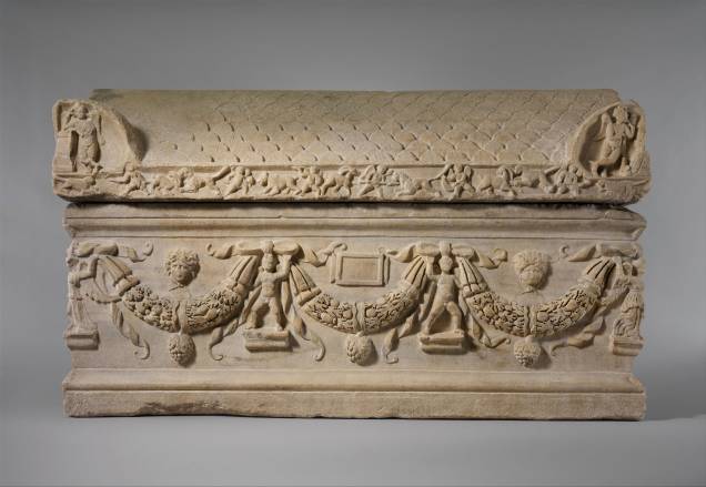Este sarcófago de mármore com guirlandas foi a primeira peça recebida pelo museu em novembro de 1870 como um presente de J. Abdo Debbas, vice-cônsul americano em Tarsus, região da atual Turquia.