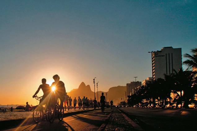 Estima-se que o Rio de Janeiro tenha hoje cerca de 3 milhões de bicicletas, mais que o dobro da frota de automóveis da cidade, que rodam por 260 quilômetros de ciclovias (a previsão é que sejam 300 até o final de 2012). As rotas permitem a ligação entre o Centro e bairros da Zona Sul, por exemplo, e a conexão com os meios de transporte de massa. É possível dar boas pedaladas pela Lagoa Rodrigo de Freitas e a orla de Ipanema, Leblon e Copacabana