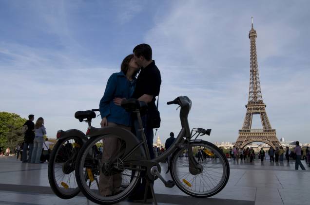 Paris tem o maior sistema de empréstimo de bicicletas no mundo, o Vélib. Em julho de 2011, o serviço completou quatro anos e comemorou números significativos: 100 milhões de viagens, 20.000 bicicletas à disposição em 1.800 estações de aluguel e mais de 180.000 assinantes no ano. Tanta movimentação faz todo sentido para uma cidade como Paris, que é repleta de ciclovias - espera-se chegar a 700 quilômetros até 2014 - e de inspiradores cenários