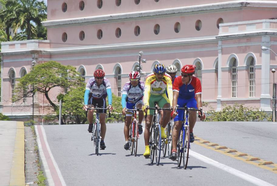 Recife tem hoje 21 quilômetros de rotas para o deslocamento de bicicletas. A ciclovia Orla contorna o calçadão da Avenida Boa Viagem. Há ainda a do Centro, a Tiradentes (na Avenida do Forte), a do Canal do Cavouco e a ciclorrota 21 de Abril, no bairro de Afogados. Há estudos para a abertura de um trecho exclusivo para bicicletas na Avenida Norte, com extensão de 2,5 quilômetros, e na Via Mangue, que poderá ganhar 4,5 quilômetros