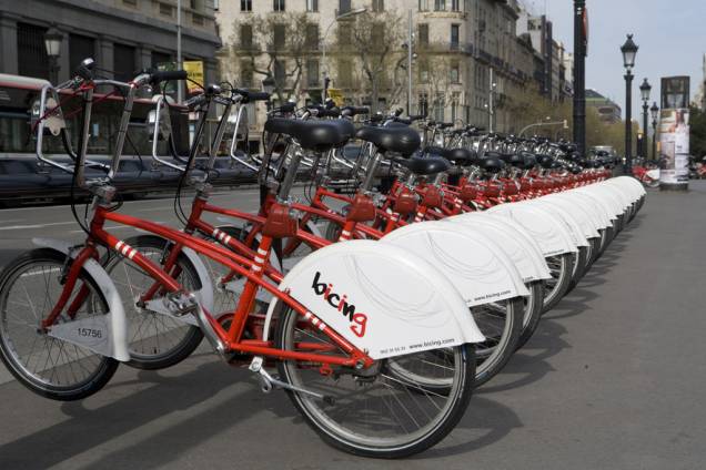 Em <a href="http://viajeaqui.abril.com.br/cidades/espanha-barcelona" rel="Barcelona" target="_blank"><strong>Barcelona</strong></a>, mais de 40% dos deslocamentos são feitos a pé ou de bicicleta. Com mais de 150 quilômetros de vias destinadas aos ciclistas, 100.000 viagens internas na cidade são feitas de bike. Em 2004, esse número era de 33.000. Conhecido por sua eficiência, o Bicing é um sistema de empréstimo de bicicletas disponível em toda a cidade, com 413 estações de retirada e devolução, distantes 300 metros uns dos outros