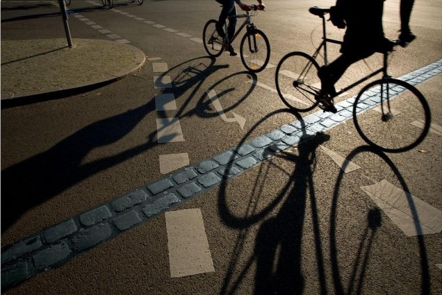 Os 650 quilômetros de ciclovias da plana <a href="https://viajeaqui.abril.com.br/cidades/alemanha-berlim" rel="Berlim" target="_blank"><strong>Berlim</strong></a> são interligados a diversos pontos de interesse de turistas. Um circuito de 160 quilômetros passa por diferentes áreas nas quais ainda restam fragmentos do histórico Muro de Berlim. Ciclistas com mais fôlego podem partir da capital alemã e seguir até Copenhague, na Dinamarca, numa empreitada de cerca de 650 quilômetros por ciclovias e áreas destinadas à circulação de bicicletas. O site oficial de turismo da Alemanha apresenta diferentes rotas de viagem para os praticantes de cicloturismo em todo o país