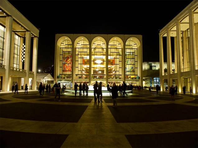 <strong><a href="https://www.metopera.org/" target="_blank" rel="noopener">Metropolitan Opera House</a>, <a href="https://viajeaqui.abril.com.br/cidades/estados-unidos-nova-york" target="_blank" rel="noopener">Nova York</a>, <a href="https://viajeaqui.abril.com.br/paises/estados-unidos" target="_blank" rel="noopener">Estados Unidos</a></strong> Casa da companhia <em>Met Opera</em>, esse edifício faz parte do complexo do Lincoln Center for the Performing Arts, no coração do Upper West Side. Aberto em 1966, o teatro conta com um dos palcos mais modernos do mundo, além de possuir uma arquitetura elegante. Em seu interior, os imponentes lustres do lobby impressionam o visitante, que recorre ao lugar na esperança de ver óperas como <em>O Barbeiro de Sevilha</em> e <em>Otelo</em> <strong><a href="https://www.metopera.org/" target="_blank" rel="noopener">Metropolitan Opera House</a>, <a href="https://viajeaqui.abril.com.br/cidades/estados-unidos-nova-york" target="_blank" rel="noopener">Nova York</a>, <a href="https://viajeaqui.abril.com.br/paises/estados-unidos" target="_blank" rel="noopener">Estados Unidos</a></strong> Casa da companhia <em>Met Opera</em>, esse edifício faz parte do complexo do Lincoln Center for the Performing Arts, no coração do Upper West Side. Aberto em 1966, o teatro conta com um dos palcos mais modernos do mundo, além de possuir uma arquitetura elegante. Em seu interior, os imponentes lustres do lobby impressionam o visitante, que recorre ao lugar na esperança de ver óperas como <em>O Barbeiro de Sevilha</em> e <em>Otelo</em>