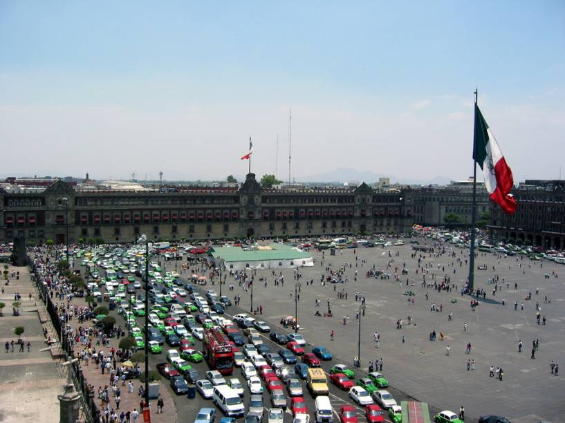 <strong>Zócalo – <a href="https://viagemeturismo.abril.com.br/cidades/cidade-do-mexico/" target="_blank" rel="noopener">Cidade do México</a> – <a href="https://viagemeturismo.abril.com.br/paises/mexico/" target="_blank" rel="noopener">México </a></strong>O nome oficial é Plaza de la Constituición, mas a principal praça da Cidade do México é chamada de Zócalo (que significa "base") desde o século 19. Isso porque havia o plano de construir um grande monumento em homenagem à independência do México, mas apenas a base foi erguida.Nos arredores da imensa praça – uma das maiores do mundo – estão o Palácio Nacional (onde trabalha o presidente), a <a href="https://viajeaqui.abril.com.br/estabelecimentos/mexico-cidade-do-mexico-atracao-catedral-metropolitana-da-cidade-do-mexico" target="_blank" rel="noopener">Catedral Metropolitana</a> e vários prédios de departamentos públicos do governo da cidade. Passeando no seu entorno, também é possível observar as vitrines das joalherias e as entradas luxuosas de alguns hotéis.Quando a área não é dominada por "dançarinos astecas" em busca de trocados de alguns turistas, a praça é palco de protestos e de shows gratuitos de artistas do país. A enorme bandeira do México, que fica no centro, é hasteada em uma cerimônia pomposa todos os dias, às 8h, e arriada às 18h <em><a href="https://www.booking.com/searchresults.pt-br.html?aid=332455&sid=d98f25c4d6d5f89238aebe98e11a09ba&sb=1&src=searchresults&src_elem=sb&error_url=https%3A%2F%2Fwww.booking.com%2Fsearchresults.pt-br.html%3Faid%3D332455%3Bsid%3Dd98f25c4d6d5f89238aebe98e11a09ba%3Btmpl%3Dsearchresults%3Bac_click_type%3Db%3Bac_position%3D0%3Bcity%3D-979186%3Bclass_interval%3D1%3Bdest_id%3D-631243%3Bdest_type%3Dcity%3Bdtdisc%3D0%3Bfrom_sf%3D1%3Bgroup_adults%3D2%3Bgroup_children%3D0%3Biata%3DBSB%3Binac%3D0%3Bindex_postcard%3D0%3Blabel_click%3Dundef%3Bno_rooms%3D1%3Boffset%3D0%3Bpostcard%3D0%3Braw_dest_type%3Dcity%3Broom1%3DA%252CA%3Bsb_price_type%3Dtotal%3Bsearch_selected%3D1%3Bshw_aparth%3D1%3Bslp_r_match%3D0%3Bsrc%3Dsearchresults%3Bsrc_elem%3Dsb%3Bsrpvid%3D972b7bd902cf0013%3Bss%3DBras%25C3%25ADlia%252C%2520Distrito%2520Federal%252C%2520Brasil%3Bss_all%3D0%3Bss_raw%3Dbrasilia%3Bssb%3Dempty%3Bsshis%3D0%3Bssne%3DBuenos%2520Aires%3Bssne_untouched%3DBuenos%2520Aires%26%3B&ss=Cidade+do+M%C3%A9xico%2C+Regi%C3%A3o+da+Cidade+do+M%C3%A9xico%2C+M%C3%A9xico&is_ski_area=&ssne=Bras%C3%ADlia&ssne_untouched=Bras%C3%ADlia&city=-631243&checkin_year=&checkin_month=&checkout_year=&checkout_month=&group_adults=2&group_children=0&no_rooms=1&from_sf=1&ss_raw=cidade+do+m%C3%A9xico&ac_position=0&ac_langcode=xb&ac_click_type=b&dest_id=-1658079&dest_type=city&iata=MEX&place_id_lat=19.432863&place_id_lon=-99.133301&search_pageview_id=972b7bd902cf0013&search_selected=true&search_pageview_id=972b7bd902cf0013&ac_suggestion_list_length=5&ac_suggestion_theme_list_length=0" target="_blank" rel="noopener">Busque hospedagem na Cidade do México</a> </em> <strong>Zócalo – <a href="https://viagemeturismo.abril.com.br/cidades/cidade-do-mexico/" target="_blank" rel="noopener">Cidade do México</a> – <a href="https://viagemeturismo.abril.com.br/paises/mexico/" target="_blank" rel="noopener">México </a></strong>O nome oficial é Plaza de la Constituición, mas a principal praça da Cidade do México é chamada de Zócalo (que significa "base") desde o século 19. Isso porque havia o plano de construir um grande monumento em homenagem à independência do México, mas apenas a base foi erguida.Nos arredores da imensa praça – uma das maiores do mundo – estão o Palácio Nacional (onde trabalha o presidente), a <a href="https://viajeaqui.abril.com.br/estabelecimentos/mexico-cidade-do-mexico-atracao-catedral-metropolitana-da-cidade-do-mexico" target="_blank" rel="noopener">Catedral Metropolitana</a> e vários prédios de departamentos públicos do governo da cidade. Passeando no seu entorno, também é possível observar as vitrines das joalherias e as entradas luxuosas de alguns hotéis.Quando a área não é dominada por "dançarinos astecas" em busca de trocados de alguns turistas, a praça é palco de protestos e de shows gratuitos de artistas do país. A enorme bandeira do México, que fica no centro, é hasteada em uma cerimônia pomposa todos os dias, às 8h, e arriada às 18h <em><a href="https://www.booking.com/searchresults.pt-br.html?aid=332455&sid=d98f25c4d6d5f89238aebe98e11a09ba&sb=1&src=searchresults&src_elem=sb&error_url=https%3A%2F%2Fwww.booking.com%2Fsearchresults.pt-br.html%3Faid%3D332455%3Bsid%3Dd98f25c4d6d5f89238aebe98e11a09ba%3Btmpl%3Dsearchresults%3Bac_click_type%3Db%3Bac_position%3D0%3Bcity%3D-979186%3Bclass_interval%3D1%3Bdest_id%3D-631243%3Bdest_type%3Dcity%3Bdtdisc%3D0%3Bfrom_sf%3D1%3Bgroup_adults%3D2%3Bgroup_children%3D0%3Biata%3DBSB%3Binac%3D0%3Bindex_postcard%3D0%3Blabel_click%3Dundef%3Bno_rooms%3D1%3Boffset%3D0%3Bpostcard%3D0%3Braw_dest_type%3Dcity%3Broom1%3DA%252CA%3Bsb_price_type%3Dtotal%3Bsearch_selected%3D1%3Bshw_aparth%3D1%3Bslp_r_match%3D0%3Bsrc%3Dsearchresults%3Bsrc_elem%3Dsb%3Bsrpvid%3D972b7bd902cf0013%3Bss%3DBras%25C3%25ADlia%252C%2520Distrito%2520Federal%252C%2520Brasil%3Bss_all%3D0%3Bss_raw%3Dbrasilia%3Bssb%3Dempty%3Bsshis%3D0%3Bssne%3DBuenos%2520Aires%3Bssne_untouched%3DBuenos%2520Aires%26%3B&ss=Cidade+do+M%C3%A9xico%2C+Regi%C3%A3o+da+Cidade+do+M%C3%A9xico%2C+M%C3%A9xico&is_ski_area=&ssne=Bras%C3%ADlia&ssne_untouched=Bras%C3%ADlia&city=-631243&checkin_year=&checkin_month=&checkout_year=&checkout_month=&group_adults=2&group_children=0&no_rooms=1&from_sf=1&ss_raw=cidade+do+m%C3%A9xico&ac_position=0&ac_langcode=xb&ac_click_type=b&dest_id=-1658079&dest_type=city&iata=MEX&place_id_lat=19.432863&place_id_lon=-99.133301&search_pageview_id=972b7bd902cf0013&search_selected=true&search_pageview_id=972b7bd902cf0013&ac_suggestion_list_length=5&ac_suggestion_theme_list_length=0" target="_blank" rel="noopener">Busque hospedagem na Cidade do México</a> </em>