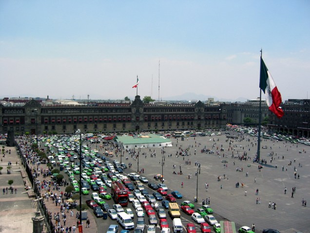 <strong>Zócalo – <a href="https://viagemeturismo.abril.com.br/cidades/cidade-do-mexico/" target="_blank" rel="noopener">Cidade do México</a> – <a href="https://viagemeturismo.abril.com.br/paises/mexico/" target="_blank" rel="noopener">México </a></strong>O nome oficial é Plaza de la Constituición, mas a principal praça da Cidade do México é chamada de Zócalo (que significa "base") desde o século 19. Isso porque havia o plano de construir um grande monumento em homenagem à independência do México, mas apenas a base foi erguida.Nos arredores da imensa praça – uma das maiores do mundo – estão o Palácio Nacional (onde trabalha o presidente), a <a href="https://viajeaqui.abril.com.br/estabelecimentos/mexico-cidade-do-mexico-atracao-catedral-metropolitana-da-cidade-do-mexico" target="_blank" rel="noopener">Catedral Metropolitana</a> e vários prédios de departamentos públicos do governo da cidade. Passeando no seu entorno, também é possível observar as vitrines das joalherias e as entradas luxuosas de alguns hotéis.Quando a área não é dominada por "dançarinos astecas" em busca de trocados de alguns turistas, a praça é palco de protestos e de shows gratuitos de artistas do país. A enorme bandeira do México, que fica no centro, é hasteada em uma cerimônia pomposa todos os dias, às 8h, e arriada às 18h <em><a href="https://www.booking.com/searchresults.pt-br.html?aid=332455&sid=d98f25c4d6d5f89238aebe98e11a09ba&sb=1&src=searchresults&src_elem=sb&error_url=https%3A%2F%2Fwww.booking.com%2Fsearchresults.pt-br.html%3Faid%3D332455%3Bsid%3Dd98f25c4d6d5f89238aebe98e11a09ba%3Btmpl%3Dsearchresults%3Bac_click_type%3Db%3Bac_position%3D0%3Bcity%3D-979186%3Bclass_interval%3D1%3Bdest_id%3D-631243%3Bdest_type%3Dcity%3Bdtdisc%3D0%3Bfrom_sf%3D1%3Bgroup_adults%3D2%3Bgroup_children%3D0%3Biata%3DBSB%3Binac%3D0%3Bindex_postcard%3D0%3Blabel_click%3Dundef%3Bno_rooms%3D1%3Boffset%3D0%3Bpostcard%3D0%3Braw_dest_type%3Dcity%3Broom1%3DA%252CA%3Bsb_price_type%3Dtotal%3Bsearch_selected%3D1%3Bshw_aparth%3D1%3Bslp_r_match%3D0%3Bsrc%3Dsearchresults%3Bsrc_elem%3Dsb%3Bsrpvid%3D972b7bd902cf0013%3Bss%3DBras%25C3%25ADlia%252C%2520Distrito%2520Federal%252C%2520Brasil%3Bss_all%3D0%3Bss_raw%3Dbrasilia%3Bssb%3Dempty%3Bsshis%3D0%3Bssne%3DBuenos%2520Aires%3Bssne_untouched%3DBuenos%2520Aires%26%3B&ss=Cidade+do+M%C3%A9xico%2C+Regi%C3%A3o+da+Cidade+do+M%C3%A9xico%2C+M%C3%A9xico&is_ski_area=&ssne=Bras%C3%ADlia&ssne_untouched=Bras%C3%ADlia&city=-631243&checkin_year=&checkin_month=&checkout_year=&checkout_month=&group_adults=2&group_children=0&no_rooms=1&from_sf=1&ss_raw=cidade+do+m%C3%A9xico&ac_position=0&ac_langcode=xb&ac_click_type=b&dest_id=-1658079&dest_type=city&iata=MEX&place_id_lat=19.432863&place_id_lon=-99.133301&search_pageview_id=972b7bd902cf0013&search_selected=true&search_pageview_id=972b7bd902cf0013&ac_suggestion_list_length=5&ac_suggestion_theme_list_length=0" target="_blank" rel="noopener">Busque hospedagem na Cidade do México</a> </em>