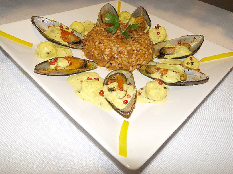Mexilhões gratinados com gorgonzola do Restaurante Domingos, em Porto de Galinhas, Pernambuco