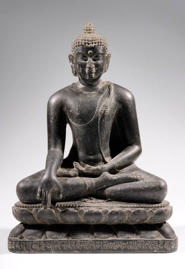 Escultura que representa Buda no momento de sua iluminação Escultura que representa Buda no momento de sua iluminação
