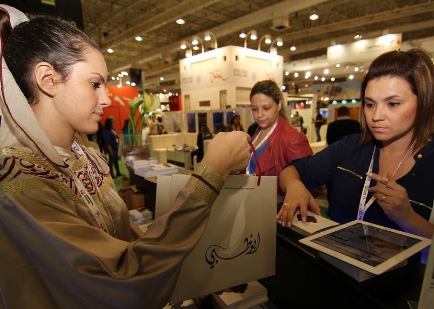 Distribuindo material promocional no espaço de Abu Dhabi