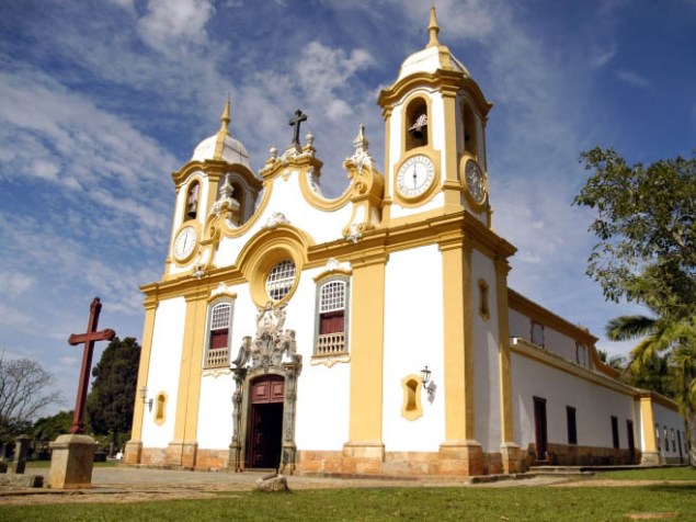 Com esculturas na fachada atribuídas a Aleijadinho, a Igreja Matriz de Santo Antônio, em <a href="https://viajeaqui.abril.com.br/cidades/br-mg-tiradentes" rel="Tiradentes (MG)" target="_blank">Tiradentes (MG)</a>, é uma das mais ricas manifestações do barroco brasileiro