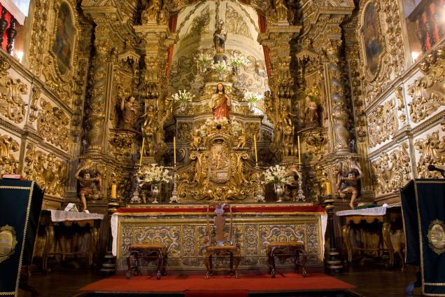 A Igreja Matriz de Nossa Senhora do Pilar, em <a href="https://viajeaqui.abril.com.br/cidades/br-mg-ouro-preto" rel="Ouro Preto (MG)" target="_blank">Ouro Preto (MG)</a> reúne entalhes das três fases do barroco mineiro e está entre as capelas com maior quantidade de ouro do Brasil (mais 400 kg). O Museu de Arte Sacra, no subsolo da sacristia, exibe imagens de N.S. do Pilar, Santa Bárbara e N.S. da Conceição A Igreja Matriz de Nossa Senhora do Pilar, em <a href="https://viajeaqui.abril.com.br/cidades/br-mg-ouro-preto" rel="Ouro Preto (MG)" target="_blank">Ouro Preto (MG)</a> reúne entalhes das três fases do barroco mineiro e está entre as capelas com maior quantidade de ouro do Brasil (mais 400 kg). O Museu de Arte Sacra, no subsolo da sacristia, exibe imagens de N.S. do Pilar, Santa Bárbara e N.S. da Conceição