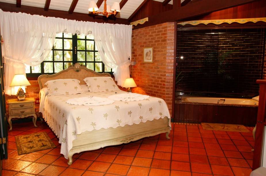 Quarto Master vem equipado com ar condicionado, lareira, sala de estar, hidromassagem com jardim de inverno, TV 32” LCD, home theatre, DVD, som com CD player, frigobar, cofre e deck privativo.