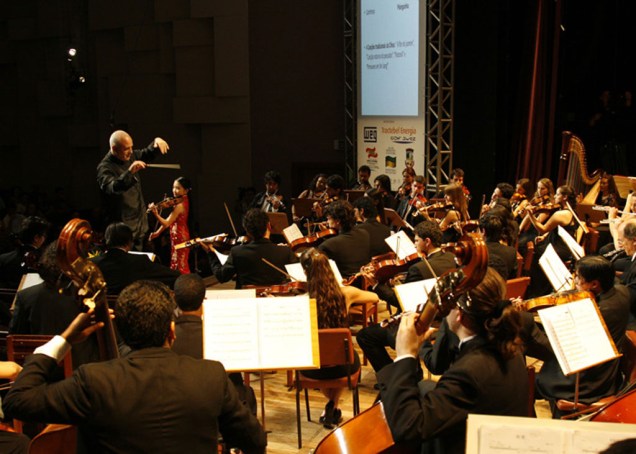 Apresentação de orquestra no Femusc