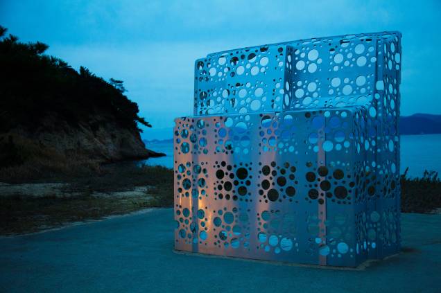 Obra de Shinro Ohtake: "Shipyard Works: Stern with Hole". Cerca de 20 esculturas e instalações de arte contemporânea estão espalhadas pela ilha, mesclando-se com a paisagem natural típica do Japão