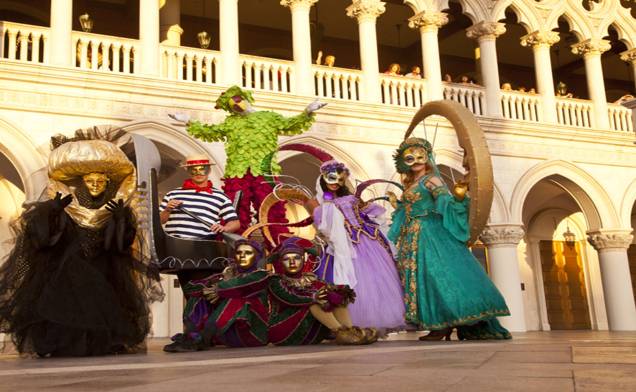 <strong>Carnaval de Veneza: </strong>a magia das máscaras e fantasias do carnaval de Veneza também está presente em Las Vegas. Com duração de 15 minutos, a apresentação inclui danças folclóricas italianas e números de ópera. O show acontece diariamente, em vários horários, no <a href="http://www.venetian.com/" rel="hotel Venetian">hotel Venetian</a> e pode ser assistido, inclusive, por crianças