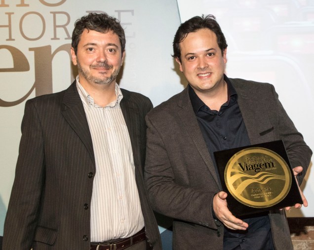 O editor da revista Viagem e Turismo, Fernando Souza, entrega a placa de melhor companhia aérea nacional a Gabriel Lago, gerente de marketing da Avianca Brasil