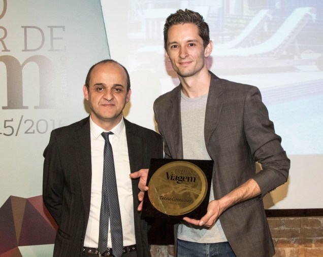 Ralf Smaha, gerente de marketing do Tetris Container Hostel, recebe o prêmio de melhor hostel na noite desta quinta-feira (24), das mãos de Almir de Freitas
