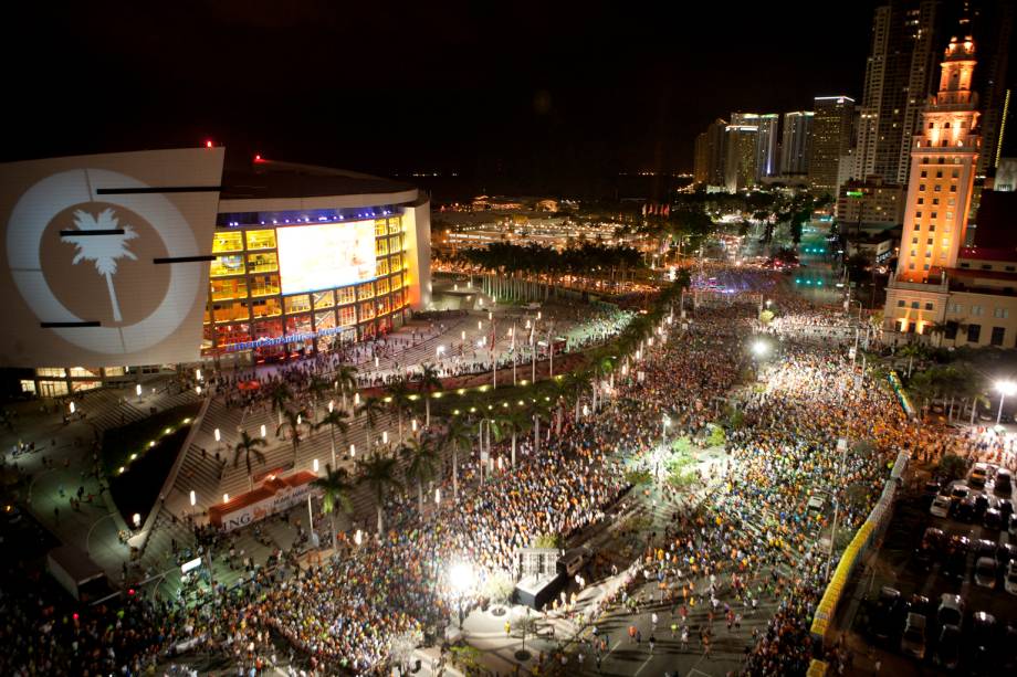 <a href="https://www.ingmiamimarathon.com" rel="Maratona de Miami " target="_blank"><strong>Maratona de Miami</strong></a> <strong>– 27 de janeiro de 2013 </strong><strong>–</strong><strong> <a href="https://viajeaqui.abril.com.br/cidades/estados-unidos-miami" rel="Miami" target="_blank">Miami</a>, Flórida</strong>    <br />  As praias da cidade são a inspiração para a <strong>Maratona de Miami</strong>, na <strong>Flórida</strong>. <strong>South Beach</strong>, <strong>Miami Beach</strong> e <strong>Little Havana</strong> são os principais pontos por onde a corrida passa. O ponto de partida é a <strong>American Airlines Arena</strong>, ginásio que sedia jogos do Miami Heat, equipe de basquete da NBA, e termina no parque Bayfront.    Corredores menos experientes podem tentar a meia maratona ou a corrida de cinco quilômetros, que acontecem no mesmo fim de semana da maratona.    Além das belas praias, os competidores que vão para a prova em Miami não deixam a cidade sem fazer compras. Para muitos brasileiros, o município é sinônimo de outlets e shopping centers. O Dolphin Mall é um dos mais cobiçados e fica bem perto do aeroporto da cidade. Para se hospedar, veja a <a href="https://viajeaqui.abril.com.br/cidades/estados-unidos-miami/onde-ficar" rel="seleção de hotéis em Miami do viajeaqui" target="_blank">seleção de hotéis em Miami do viajeaqui</a>.    Para obter mais informações sobre a próxima edição, em 27 de janeiro de 2013, acesse o <a href="https://www.ingmiamimarathon.com" rel="site oficial da Maratona de Miami" target="_blank">site oficial da Maratona de Miami</a>. <a href="https://www.ingmiamimarathon.com" rel="Maratona de Miami " target="_blank"><strong>Maratona de Miami</strong></a> <strong>– 27 de janeiro de 2013 </strong><strong>–</strong><strong> <a href="https://viajeaqui.abril.com.br/cidades/estados-unidos-miami" rel="Miami" target="_blank">Miami</a>, Flórida</strong>    <br />  As praias da cidade são a inspiração para a <strong>Maratona de Miami</strong>, na <strong>Flórida</strong>. <strong>South Beach</strong>, <strong>Miami Beach</strong> e <strong>Little Havana</strong> são os principais pontos por onde a corrida passa. O ponto de partida é a <strong>American Airlines Arena</strong>, ginásio que sedia jogos do Miami Heat, equipe de basquete da NBA, e termina no parque Bayfront.    Corredores menos experientes podem tentar a meia maratona ou a corrida de cinco quilômetros, que acontecem no mesmo fim de semana da maratona.    Além das belas praias, os competidores que vão para a prova em Miami não deixam a cidade sem fazer compras. Para muitos brasileiros, o município é sinônimo de outlets e shopping centers. O Dolphin Mall é um dos mais cobiçados e fica bem perto do aeroporto da cidade. Para se hospedar, veja a <a href="https://viajeaqui.abril.com.br/cidades/estados-unidos-miami/onde-ficar" rel="seleção de hotéis em Miami do viajeaqui" target="_blank">seleção de hotéis em Miami do viajeaqui</a>.    Para obter mais informações sobre a próxima edição, em 27 de janeiro de 2013, acesse o <a href="https://www.ingmiamimarathon.com" rel="site oficial da Maratona de Miami" target="_blank">site oficial da Maratona de Miami</a>.