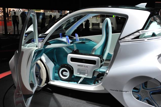 Um trabalho conjunto entre suas unidades de automóveis e motocicletas, o protótipo Micro Commuter da Honda é uma combinação de ideias para o transporte urbano do futuro, com motor elétrico e espaço para uma bicicleta com bateria EV Um trabalho conjunto entre suas unidades de automóveis e motocicletas, o protótipo Micro Commuter da Honda é uma combinação de ideias para o transporte urbano do futuro, com motor elétrico e espaço para uma bicicleta com bateria EV