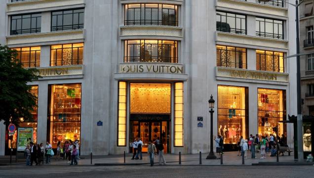 A loja da Louis Vuitton, em Paris, fica em plena avenida Champs-Elysees, e atrai turistas de todo o mundo, principalmente ávidos chineses e japoneses em busca de sua míticas bolsas e malas A loja da Louis Vuitton, em Paris, fica em plena avenida Champs-Elysees, e atrai turistas de todo o mundo, principalmente ávidos chineses e japoneses em busca de sua míticas bolsas e malas