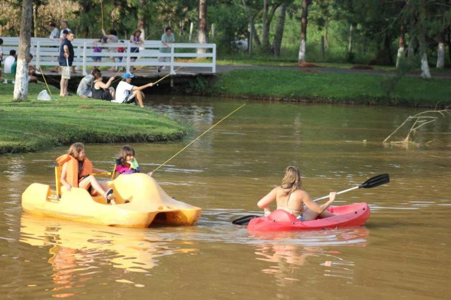 Hóspedes divertem-se a bordo de caiaques e pedalinhos, no lago do resort