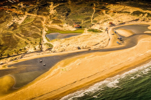 <strong>Barra de Punaú, Rio do Fogo</strong>Local bucólico à beira da praia, é onde o Rio Punaú encontra o mar. Para ter ainda mais contato com a natureza e tranquilidade, basta caminhar um pouco para a esquerda em relação ao mar, acompanhando as lagoas de água salgada.Se estiver motorizado, tenha cuidado com o horário: com a maré enchendo, corre-se o risco de ficar com o veículo preso <strong>Barra de Punaú, Rio do Fogo</strong>Local bucólico à beira da praia, é onde o Rio Punaú encontra o mar. Para ter ainda mais contato com a natureza e tranquilidade, basta caminhar um pouco para a esquerda em relação ao mar, acompanhando as lagoas de água salgada.Se estiver motorizado, tenha cuidado com o horário: com a maré enchendo, corre-se o risco de ficar com o veículo preso