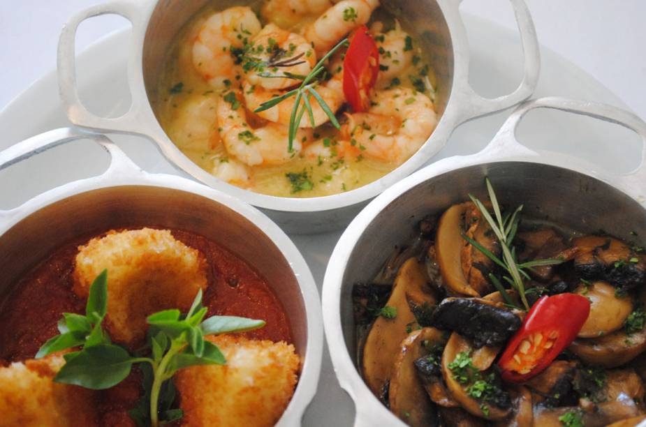 Mini panelinhas: porção com funghi sautée, mozzarella empanada e camarões
