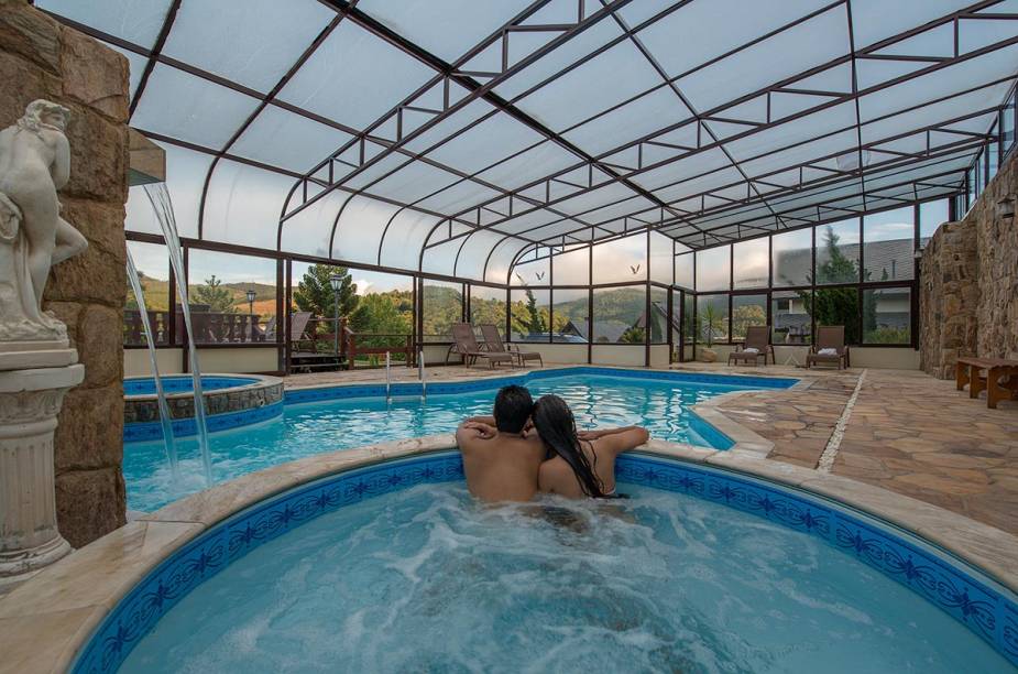 Com água aquecida, a piscina coberta pode ser desfrutada a qualquer hora