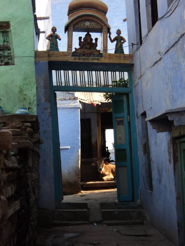 Vaca, animal sagrado para os hindus, repousando tranquilamente em uma das milhares de vielas em Varanasi. Vaca, animal sagrado para os hindus, repousando tranquilamente em uma das milhares de vielas em Varanasi.