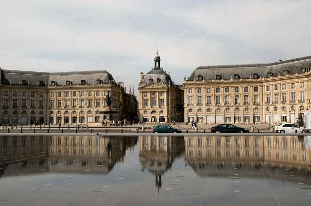 Na Place de la Bourse, no centro de Bordeaux, o espelho-d’água reflete prédios & bondes elétricos. É lindo.