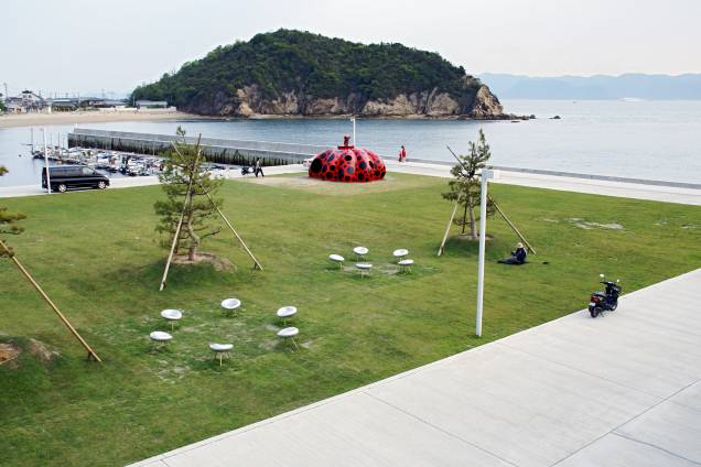 Mais uma abóbora por Yayoi Kusama, "Red Pumpkin", e a paisagem bucólica da ilha