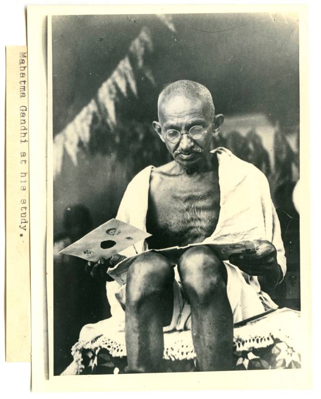 Foto de Mahatma Gandhi, registrada por Homai Vyarawall, primeira repórter fotográfica do país Foto de Mahatma Gandhi, registrada por Homai Vyarawall, primeira repórter fotográfica do país