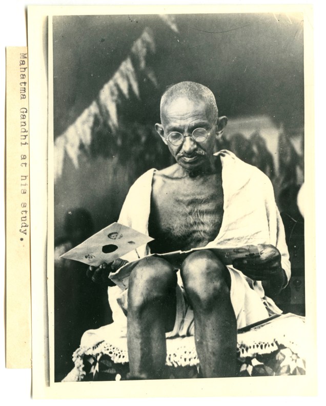 Foto de Mahatma Gandhi, registrada por Homai Vyarawall, primeira repórter fotográfica do país