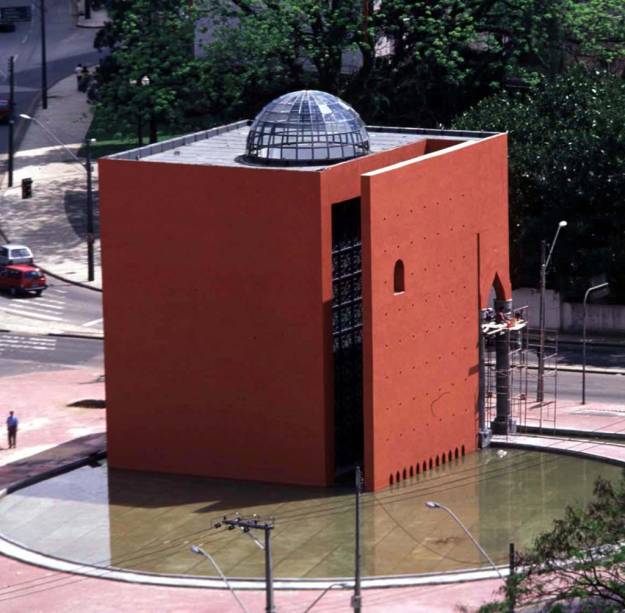 Situado sobre um espelho d’água, o Memória Árabe é um prédio em estilo mourisco em formato de cubo. Abriga biblioteca e pinacoteca com obras de autores árabes