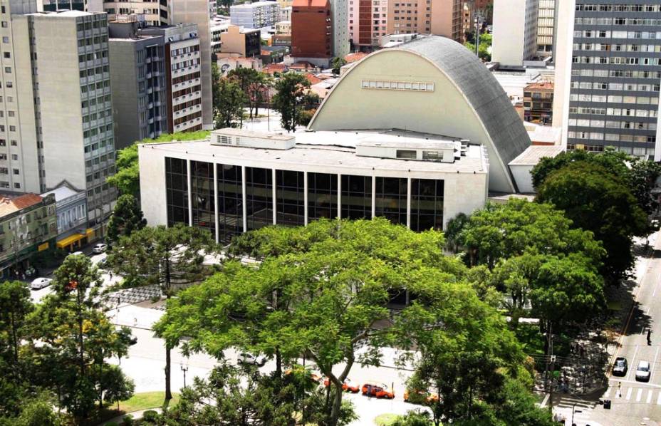 Com auditórios para teatro, dança e espetáculos musicais, o Teatro Guaíra é um dos maiores da América Latina