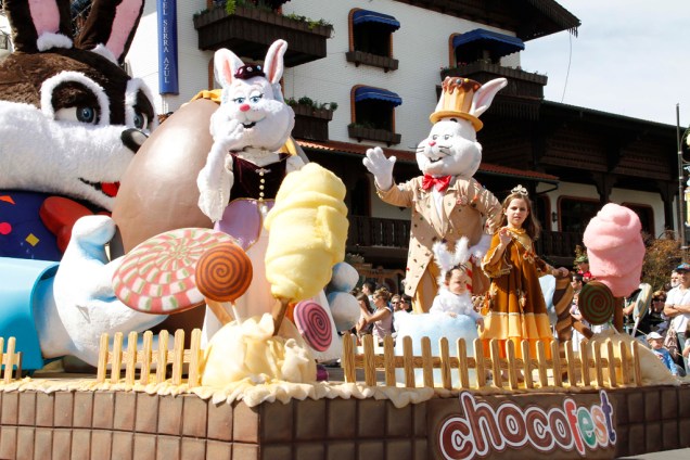 Desfile de carro alegórico na Chocofest, em Gramado, com os personagens Conde e Condessa Guloseima