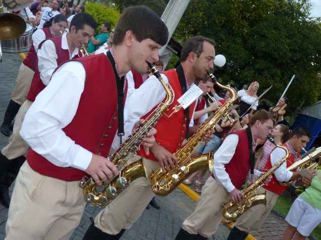 Bandas tocam músicas alemãs pelas ruas