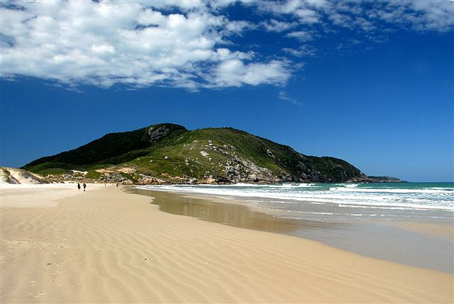 Parte da Reserva Florestal do Rio Vermelho, a praia de Moçambique tem a faixa de areia mais extensa de Florianópolis, com extensão de 7,5 quilômetros