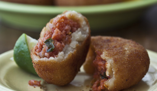 Bolinho de feijão branco recheado com linguiça e pé-de-porco, empanado com farinha de torresmo, do <strong>Mocotó</strong>, localizado em <a href="https://viajeaqui.abril.com.br/cidades/br-sp-sao-paulo" rel="São Paulo" target="_blank">São Paulo</a> Bolinho de feijão branco recheado com linguiça e pé-de-porco, empanado com farinha de torresmo, do <strong>Mocotó</strong>, localizado em <a href="https://viajeaqui.abril.com.br/cidades/br-sp-sao-paulo" rel="São Paulo" target="_blank">São Paulo</a>
