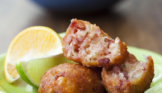 Bolinho de feijão branco recheado com linguiça e pé-de-porco, empanado com farinha de torresmo, do Mocotó, localizado em São Paulo, São Paulo