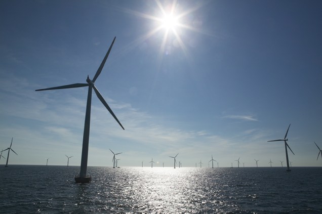 A Dinamarca é um dos países que mais investem em fontes de energia alternativa. O país é lider na tecnologia utilizada em fazendas eólicas como esta, localizada em alto-mar
