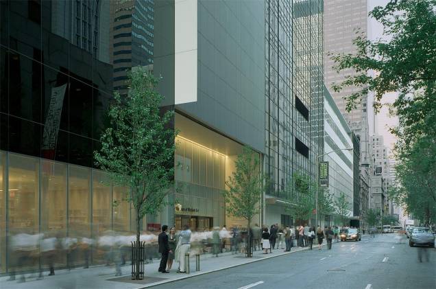 A moderna entrada do MoMA pela 53rd Street foi desenhada por Yoshio Taniguchi