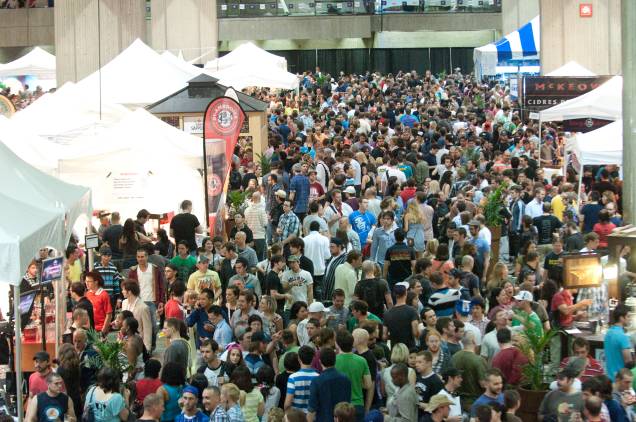 Aglomeração na 18ª edição do Festival Mundial da Cerveja na Place Bonaventure, no Canadá