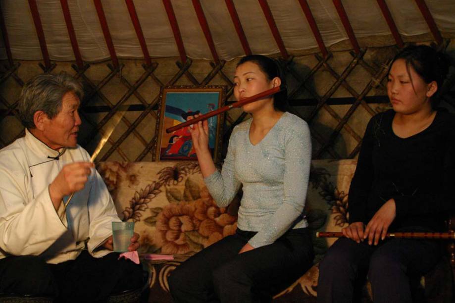 A <strong>limbe </strong>é uma flauta transversal, feita de madeira ou bambu, utilizada para acompanhar canções populares da <strong>Mongólia</strong>. Graças à técnica da <strong>respiração circular,</strong> os flautistas podem executar melodias contínuas por um longo tempo A <strong>limbe </strong>é uma flauta transversal, feita de madeira ou bambu, utilizada para acompanhar canções populares da <strong>Mongólia</strong>. Graças à técnica da <strong>respiração circular,</strong> os flautistas podem executar melodias contínuas por um longo tempo