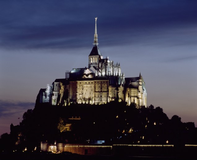 O Mont Saint-Michel começa a fazer parte da história em 708 d.C, quando Aubert, bispo de Avranches, manda construir um santuário para São Miguel. Rapidamente, o monte tornou-se local de peregrinação